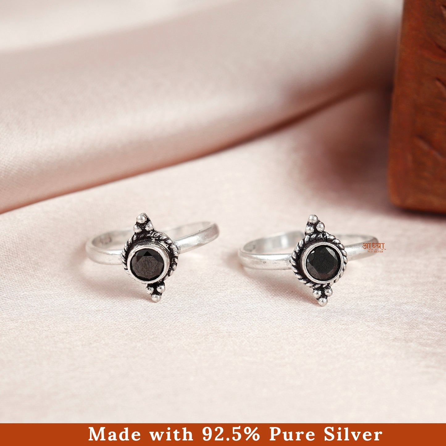Mesmerizing Gemstone Jadau Silver Toe ring
