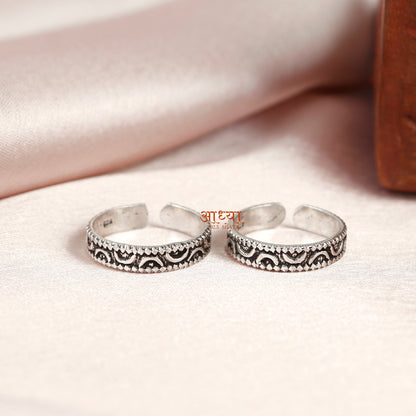 Bejeweled Rava Band Silver Toe Ring